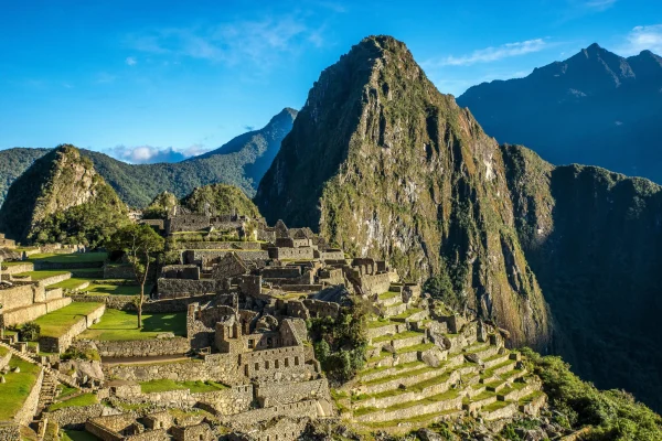 toma-aerea-hermosa-aldea-montana-capturada-machu-picchu-peru-min_11zon